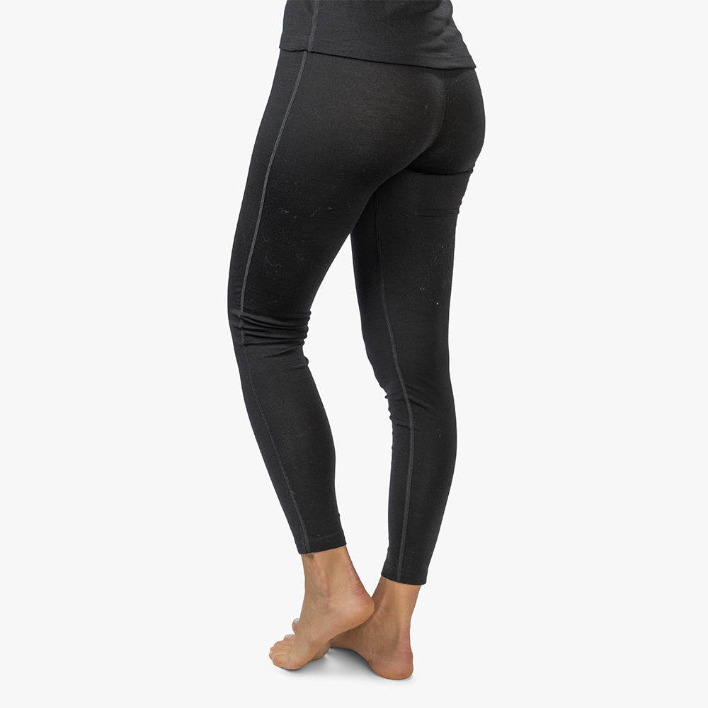 m2, schwarze, eng anliegende Leggings aus CORESPUN Merinowolle, ideal für Outdoor-Aktivitäten und mehrtägige Wanderungen.