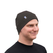 Junger Mann trägt eine Merino Mütze Herren & Damen 230g/m2 aus 100% Merinowolle, ideal für Outdoor-Aktivitäten und ganzjährigen Komfort.