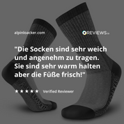 Merino Wandersocken Classic Herren & Damen: Graue/Schwarze, gerippte Wandersocken, mit Kundenbewertung in Deutsch und fünf Sternen, hervorgehoben durch alpinloacker.com und REVIEWS.io Logos.