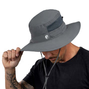 Mann trägt den Sonnenhut mit UV Schutz Unisex, mit breiter Krempe, Mesh-Belüftung und Kinnband, ideal für Outdoor-Abenteuer bei alpinloacker.com.