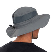 Person von hinten in dunkelgrauem Shirt trägt Sonnenhut mit UV Schutz Unisex, der verstellbares Kinnband, Mesh-Panels und Kordelzug für optimalen Outdoor-Komfort bietet.