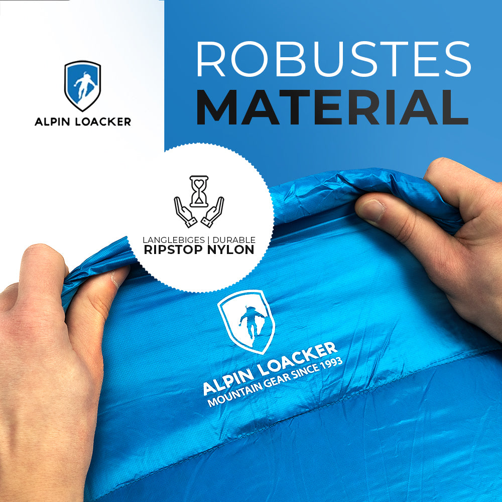 Hände dehnen Alpin Loacker Leichter Sommer Daunenschlafsack aus robustem Ripstop Nylon, betont durch Robustes Material und Langlebiges Ripstop Nylon in Deutsch und Englisch.