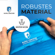 Hände dehnen Alpin Loacker Leichter Sommer Daunenschlafsack aus robustem Ripstop Nylon, betont durch Robustes Material und Langlebiges Ripstop Nylon in Deutsch und Englisch.