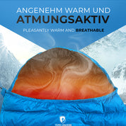 Leichter Sommer Daunenschlafsack von Alpin Loacker mit warmem, atmungsaktivem Design, ideal für Outdoor-Abenteuer in kühlen Sommernächten, vor winterlicher Bergkulisse präsentiert.