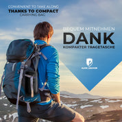 Hiker auf Bergkamm mit Alpin Loacker Leichter Sommer Daunenschlafsack im praktischen Kompaktbeutel, ideal für Outdoor-Abenteuer.