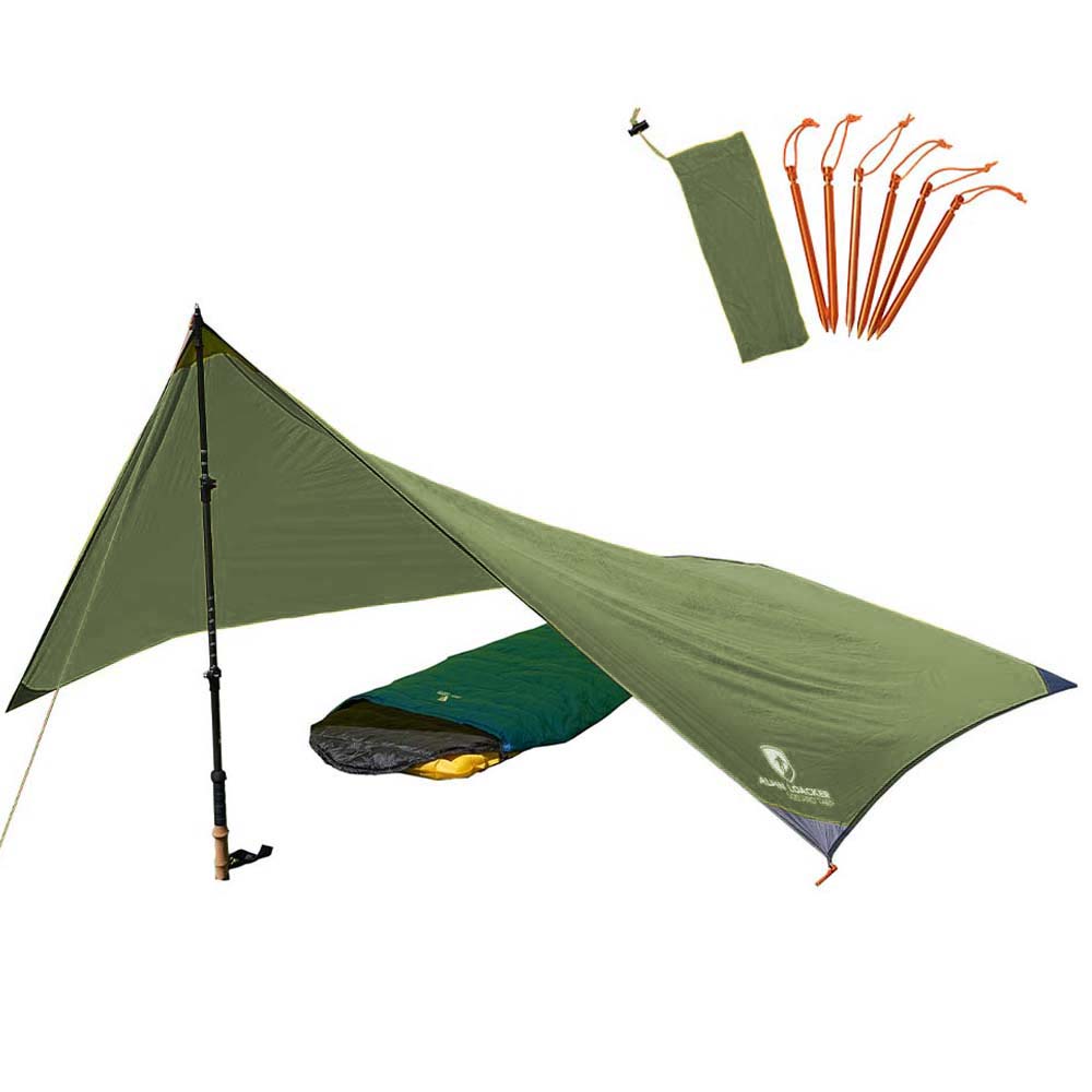 Tarp 500 - das leichte Wingtarp, aufgespannt mit Trekkingstock und Heringen, schützt Schlafsack und Matte. Ideal für Outdoor-Abenteuer oder als Notunterkunft.