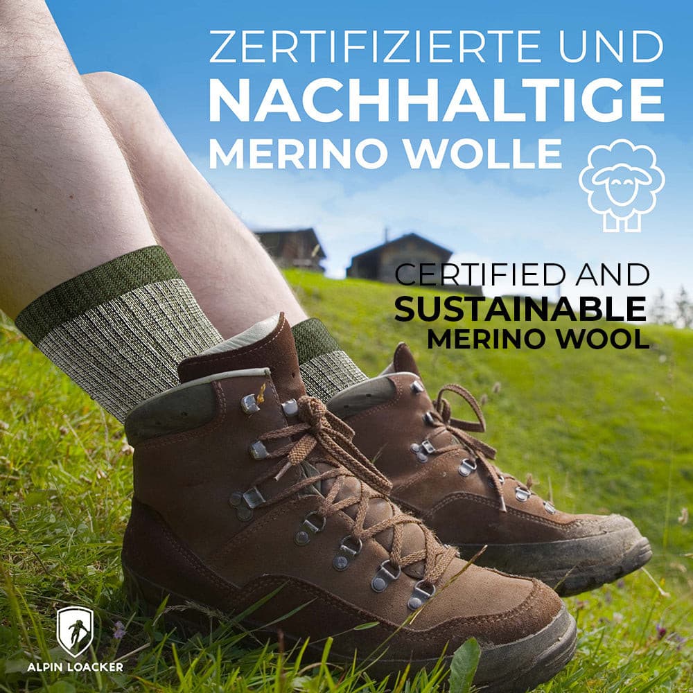 Merino Wandersocken Classic: Olivgrüne Socken aus nachhaltiger Merinowolle, getragen mit braunen Wanderschuhen auf Almwiese. Ideal für Outdoor-Abenteuer, atmungsaktiv und geruchsneutral.