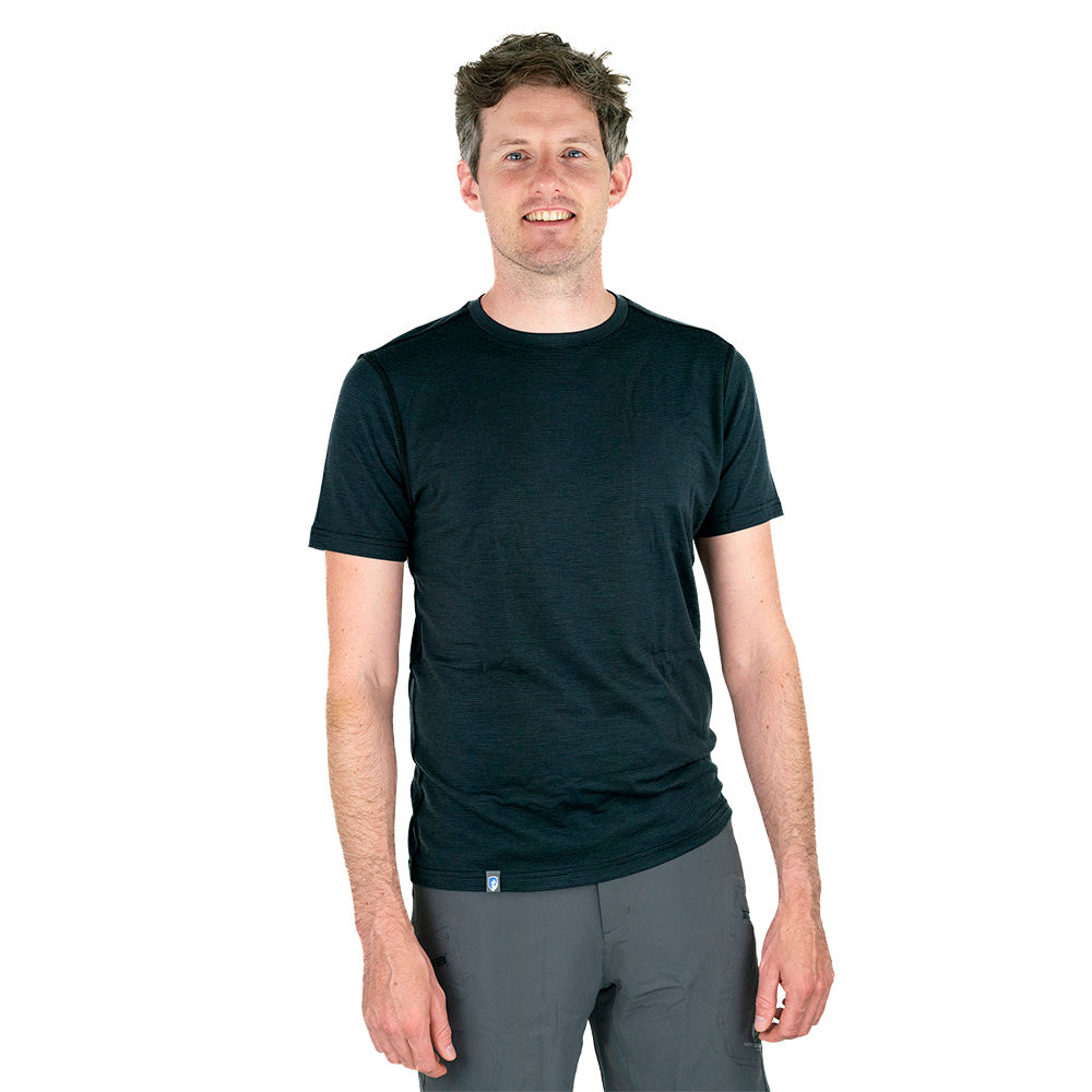 Mann trägt das Merino T-Shirt Herren 150 g/m2, ideal für Outdoor-Aktivitäten; aus langlebiger, atmungsaktiver Corespun Merinowolle, bietet Komfort und Bewegungsfreiheit.