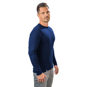 Mann im Merino Langarmshirt Herren 230 g/m2, ideal für Outdoor-Aktivitäten; zeigt Komfort und Funktionalität der Alpin Loacker Merinowolle.