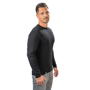 Mann trägt das Merino Langarmshirt Herren 230 g/m2 von Alpin Loacker, ideal für Outdoor-Aktivitäten, aus 100% Merinowolle, geruchsneutral und schnelltrocknend.