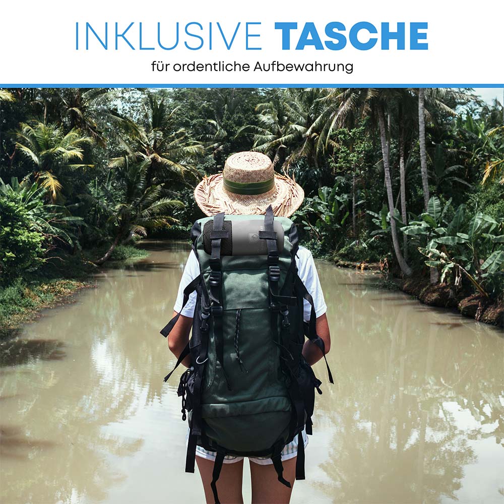Person mit Strohhut trägt großen, militärgrünen Rucksack mit aufgeschnallter Matte, steht auf Brücke. Text: INKLUSIVE TASCHE. Produkt: Reiseschlafsack und Hüttenschlafsack ultraleicht.