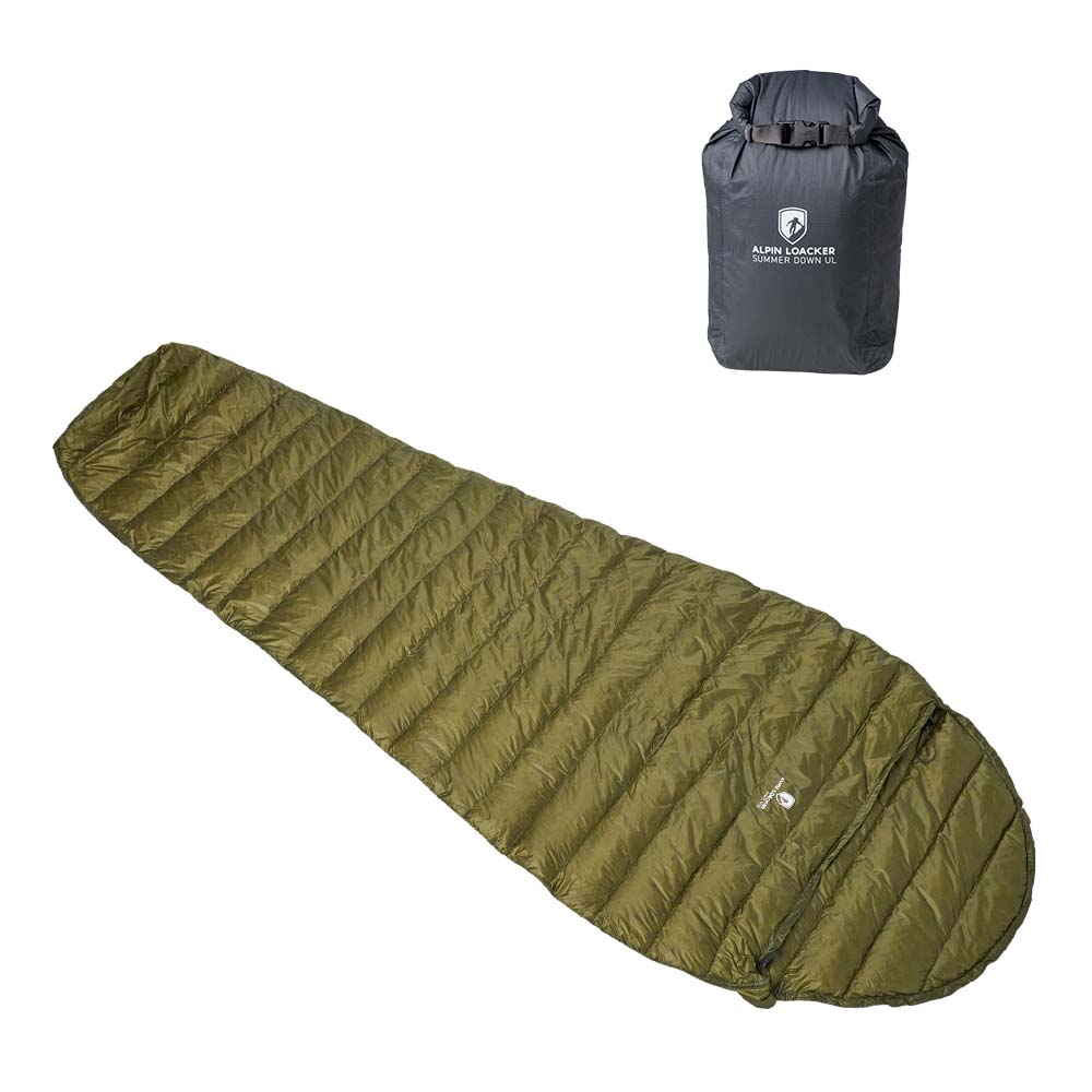 Ultraleichter Daunen Sommerschlafsack 290g, olivgrün, mit schwarzem Packsack von Alpin Loacker, ideal für Sommer-Camping und Trekking, zeigt kompakte Form und hochwertige Verarbeitung.