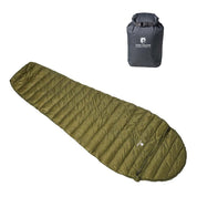 Ultraleichter Daunen Sommerschlafsack 290g, olivgrün, mit schwarzem Packsack von Alpin Loacker, ideal für Sommer-Camping und Trekking, zeigt kompakte Form und hochwertige Verarbeitung.