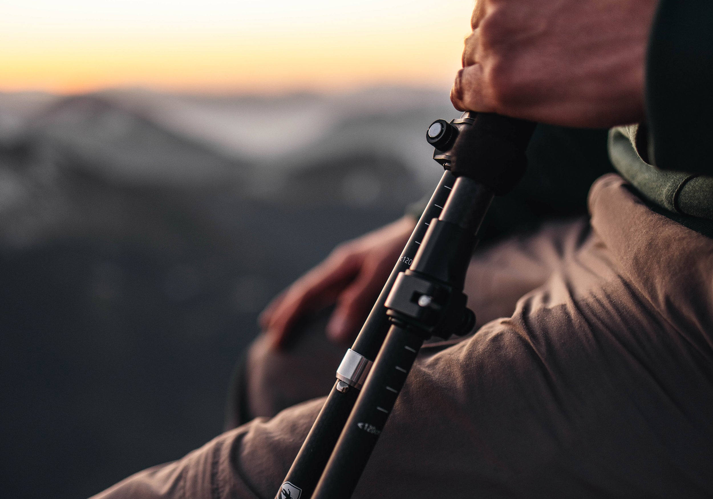 Eine Person hält ein Stativ mit einem Mikrofon, passend für Outdoor-Aktivitäten. Perfekt für Musikliebhaber unterwegs.