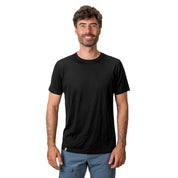 Mann trägt 100% Merino T-Shirt Herren 160 g/m² - ultrafein, ideal für Outdoor-Aktivitäten, bietet Komfort und Leistung. Perfekte Wahl für empfindliche Haut und sportliche Einsätze.