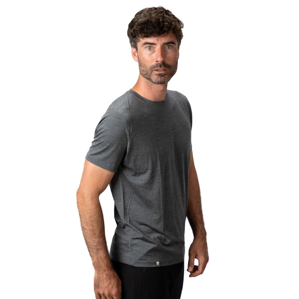 Mann trägt 100% Merino T-Shirt Herren 160 g/m² - ultrafein, ideal für Outdoor-Aktivitäten, mit temperaturregulierenden und antibakteriellen Eigenschaften.