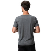 Rückansicht eines Mannes im 100% Merino T-Shirt Herren 160 g/m² - ultrafein, ideal für Outdoor-Aktivitäten, bietet Komfort und Bewegungsfreiheit.