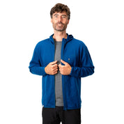 Model trägt 100% Merino Sport Hoody Zip Herren - 230 g/m², justiert Reißverschluss. Ideal für Outdoor-Aktivitäten, bietet Atmungsaktivität und Temperaturregulierung.