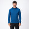 Model trägt den blauen Merino Hoodie Herren 230 g/m² von Alpin Loacker