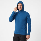 Model mit aufgesetzter Kapuze im blauen Merino Hoodie Herren 230 g/m²