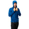 Mann im 100% Merino Sport Hoody Zip Herren - 230 g/m², zieht Kapuze zu. Ideal für Outdoor-Aktivitäten, atmungsaktiv und temperaturregulierend, mit Seitentasche und YKK-Reißverschluss.