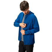 Mann mit 100% Merino Sport Hoody Zip Herren - 230 g/m2, zipping Brusttasche. Ideal für Outdoor-Aktivitäten, bietet Atmungsaktivität und Temperaturregulierung. Perfekt für alle Jahreszeiten.