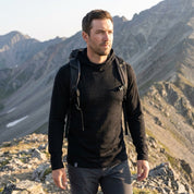 Mann auf Bergtour im schwarzen Merino Hoodie Herren 230 g/m² von Alpin Loacker