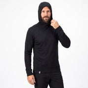 Model mit aufgesetzter Kapuze im schwarzen Merino Hoodie Herren 230 g/m²