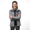 Model trägt grauen Merino Fleece aus 100% Merinowolle, mit moderner Doppel-Fleece Struktur