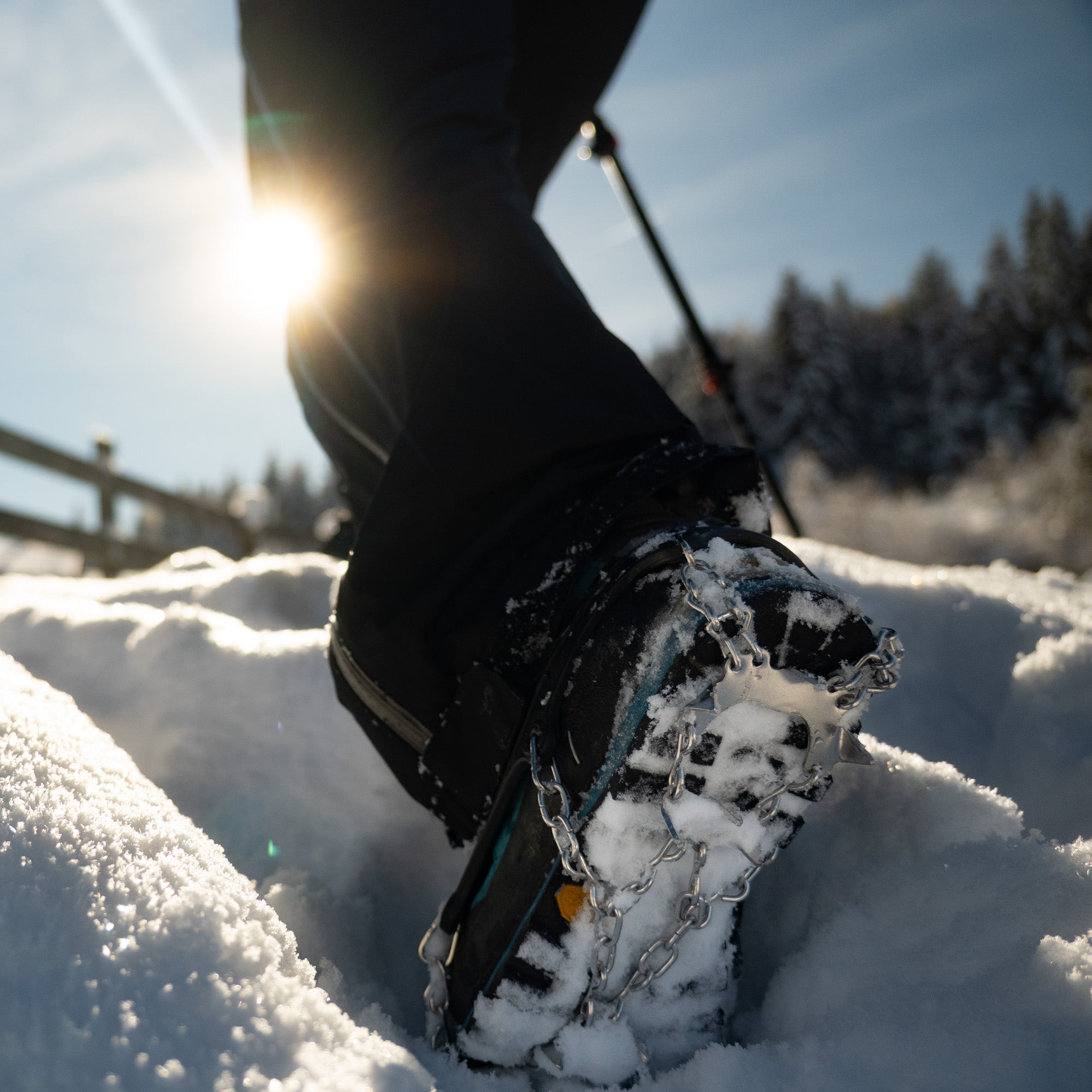 Nahaufnahme der Chain Pro 18 Grödel beim Winterwandern; der essentielle Begleiter der klein im Rucksack verstaubar ist