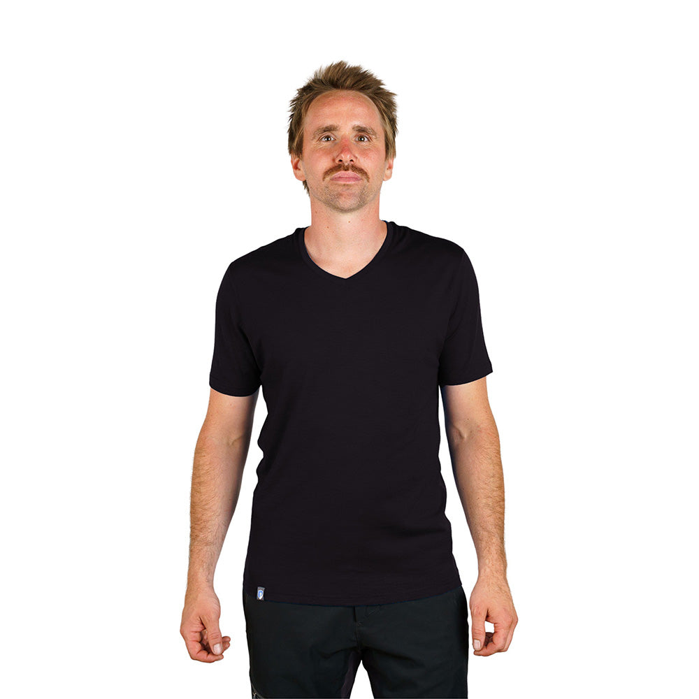 ALPIN LOACKER Merino T-shirt met V-hals Heren zwart