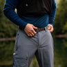 Alpin Loacker Pantalones de montañismo grises y claros para hombres con cinturón largo 