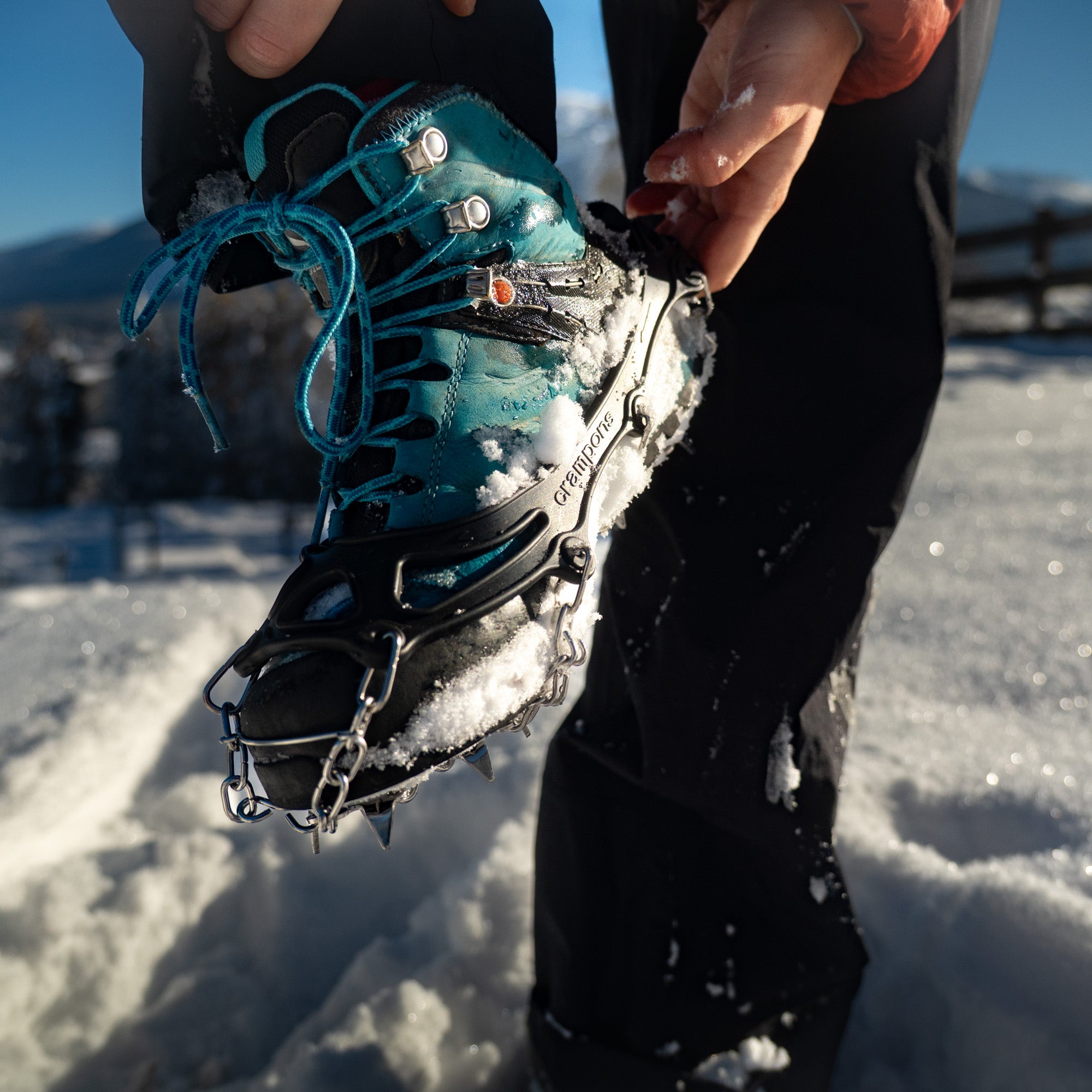 Nahaufnahme eines Wanderschuhs mit Chain Pro 18 Grödel von Alpin Loacker; perfekt für alle Winterwanderungen 