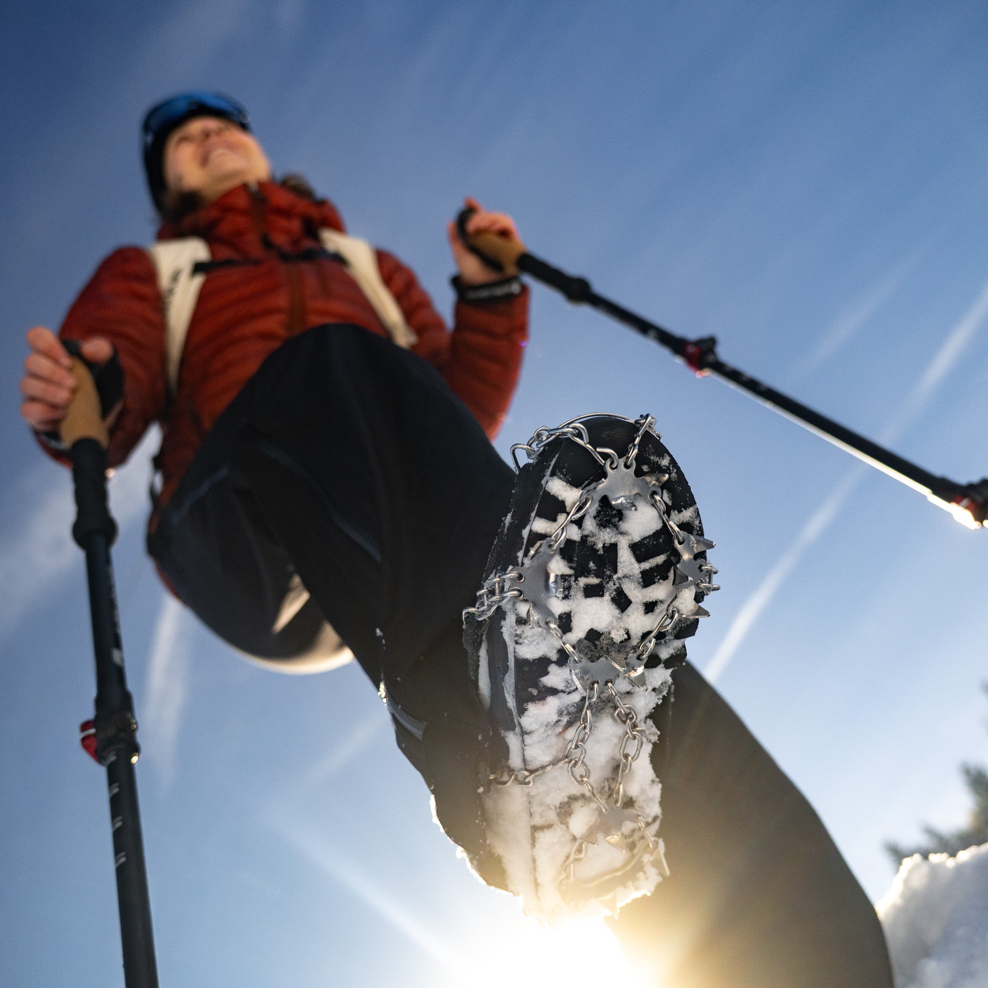 Wanderin trägt Chain Pro 18 Grödel auf einer Winterwanderung