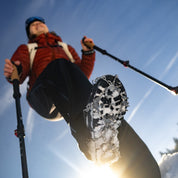 Wanderin trägt Chain Pro 18 Grödel auf einer Winterwanderung