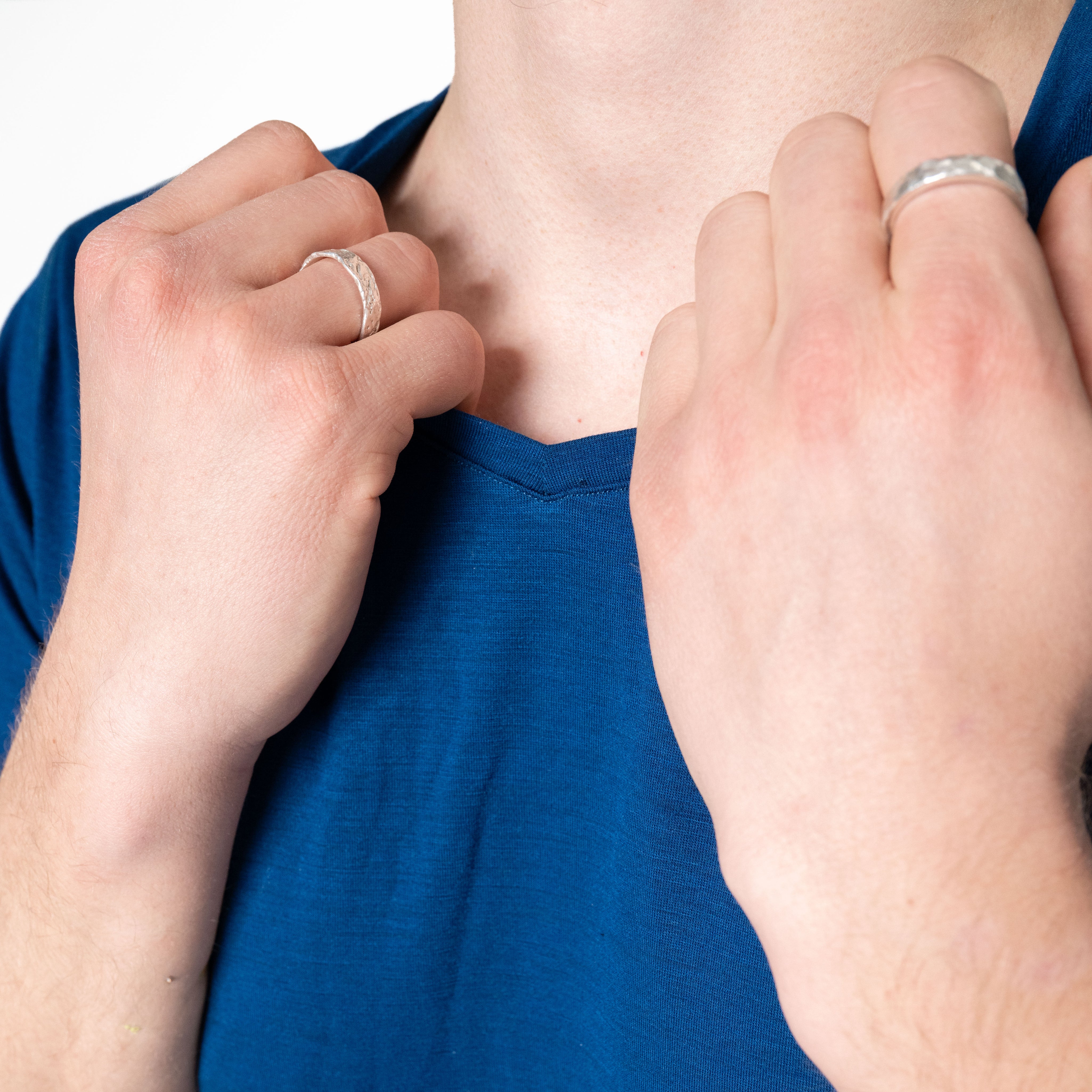 Nahaufnahme des Merino V Neck T-shirts in blau, mit sehr guter Verarbeitung 