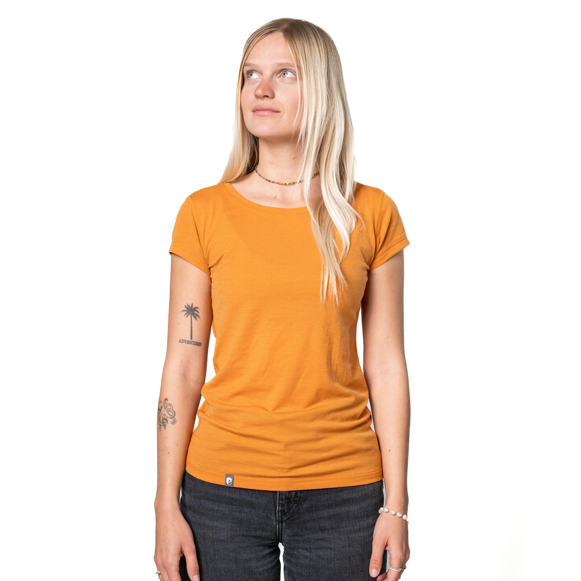 Model trägt Merino Corespun T-shirt für Damen in orange