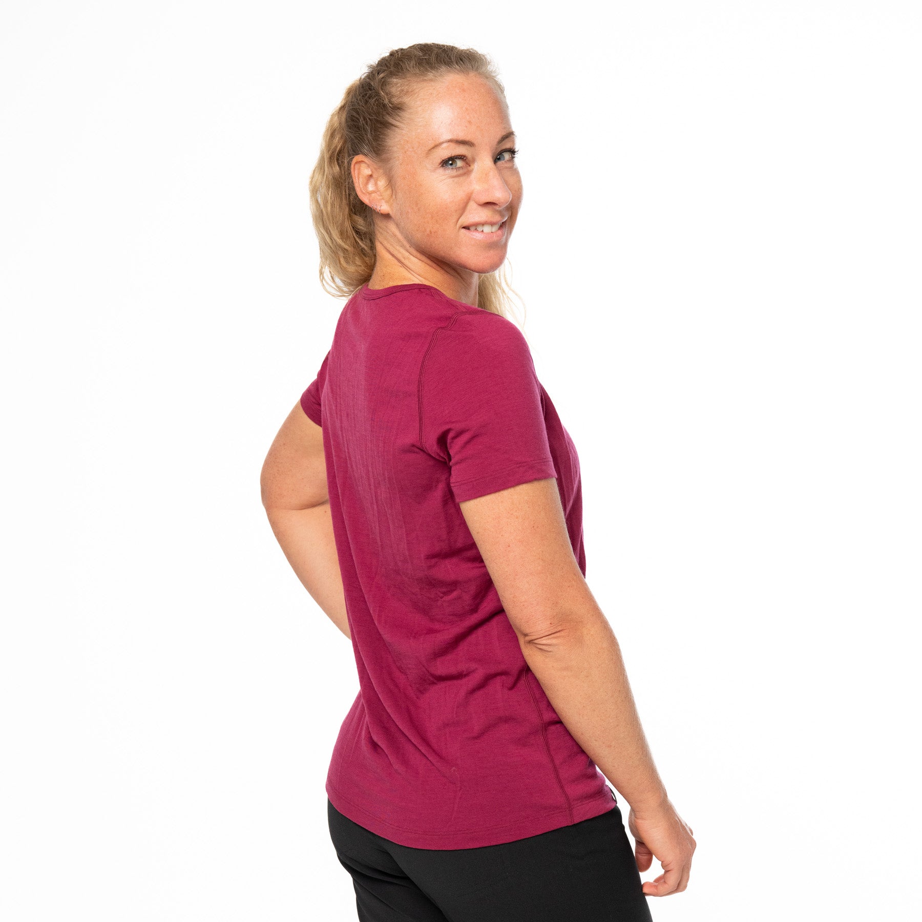 Model trägt Alpin Loacker Merino loose fit T-Shirt in Farbe berry