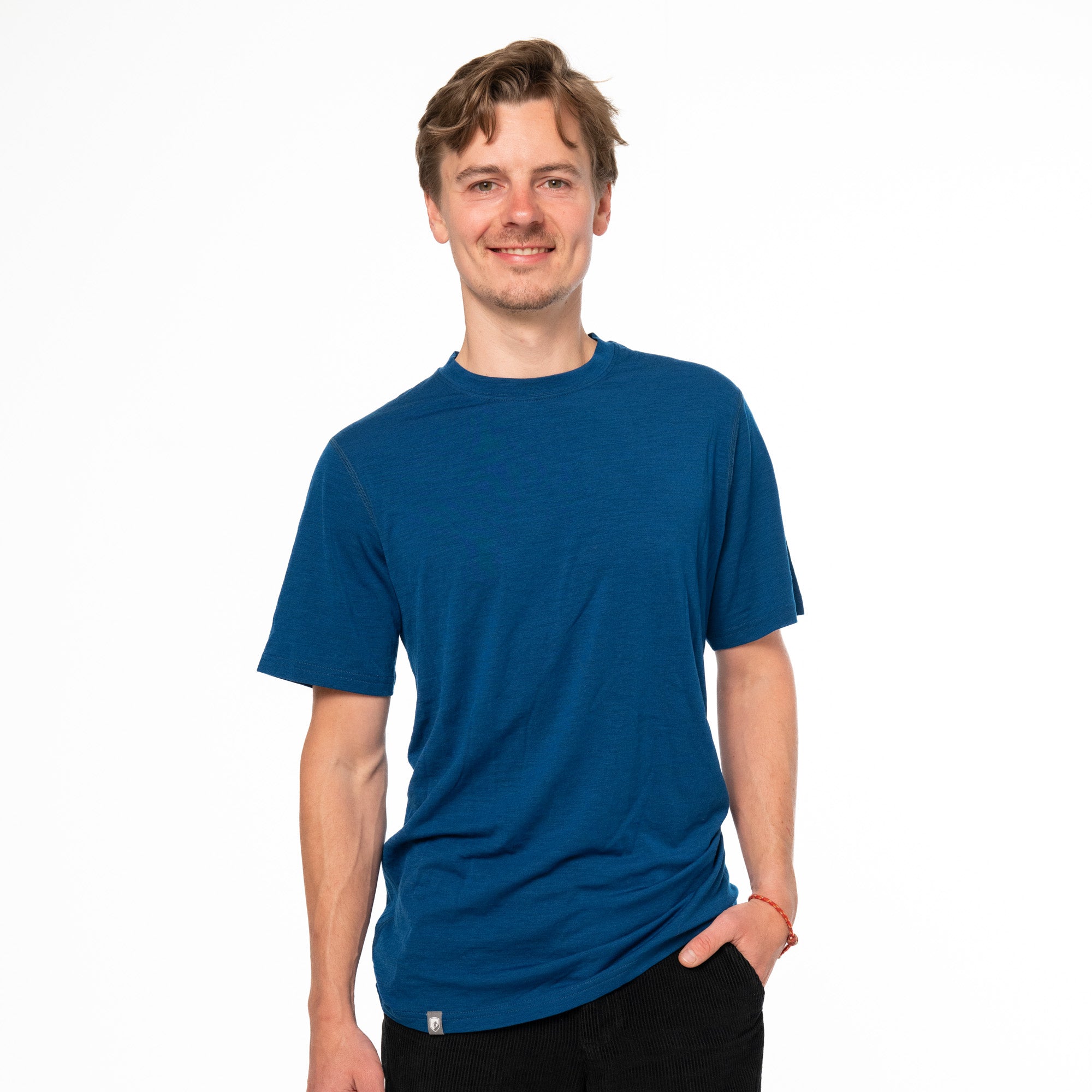 Model trägt Alpin Loacker loose fit T-Shirt in blau