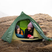 2 Personen liegen im 2 Mann Zelt Cloud Up Pro 2 von Alpin Loacker