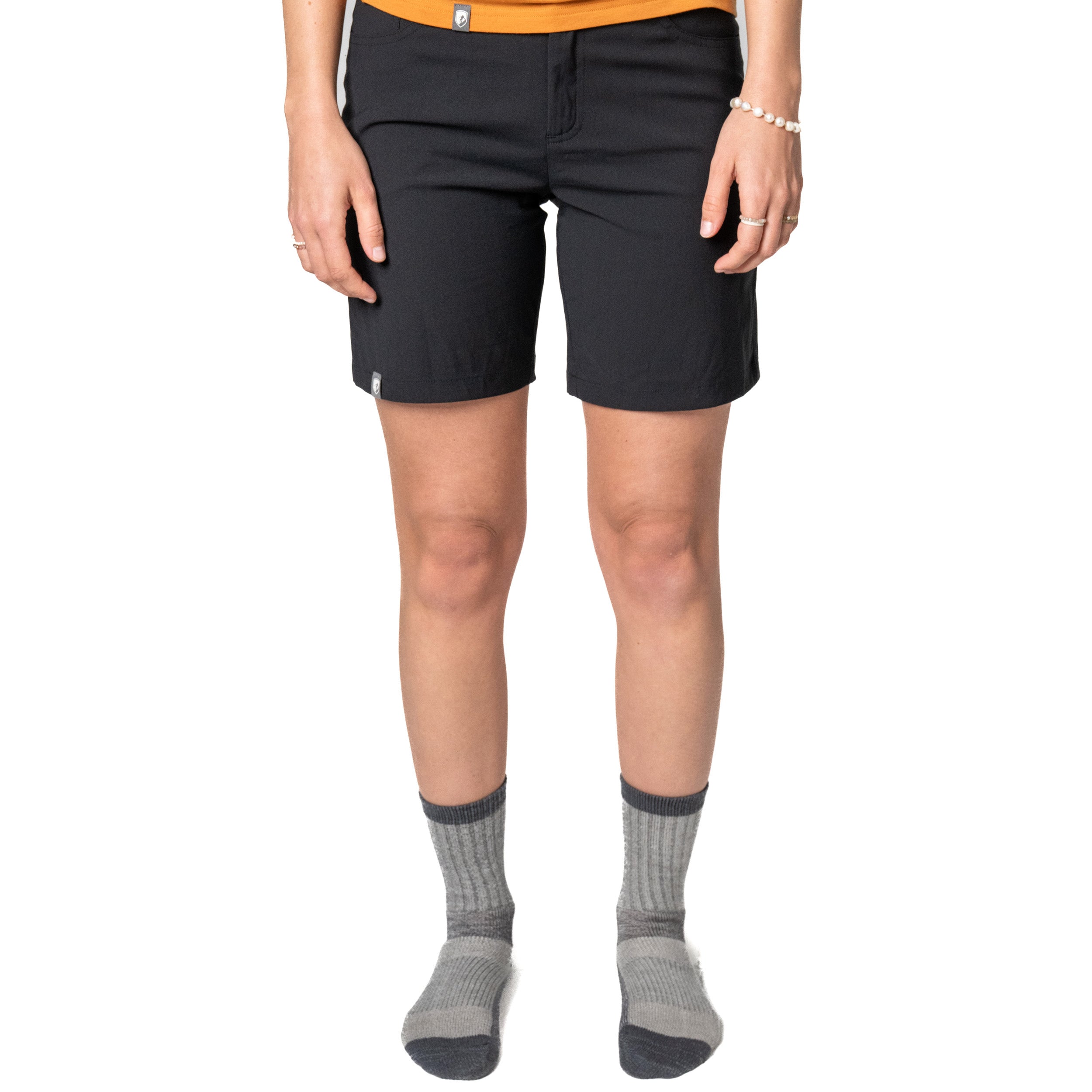 Model trägt kurze, schwarze Wanderhose von Alpin Loacker