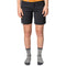 Model trägt kurze, schwarze Wanderhose von Alpin Loacker