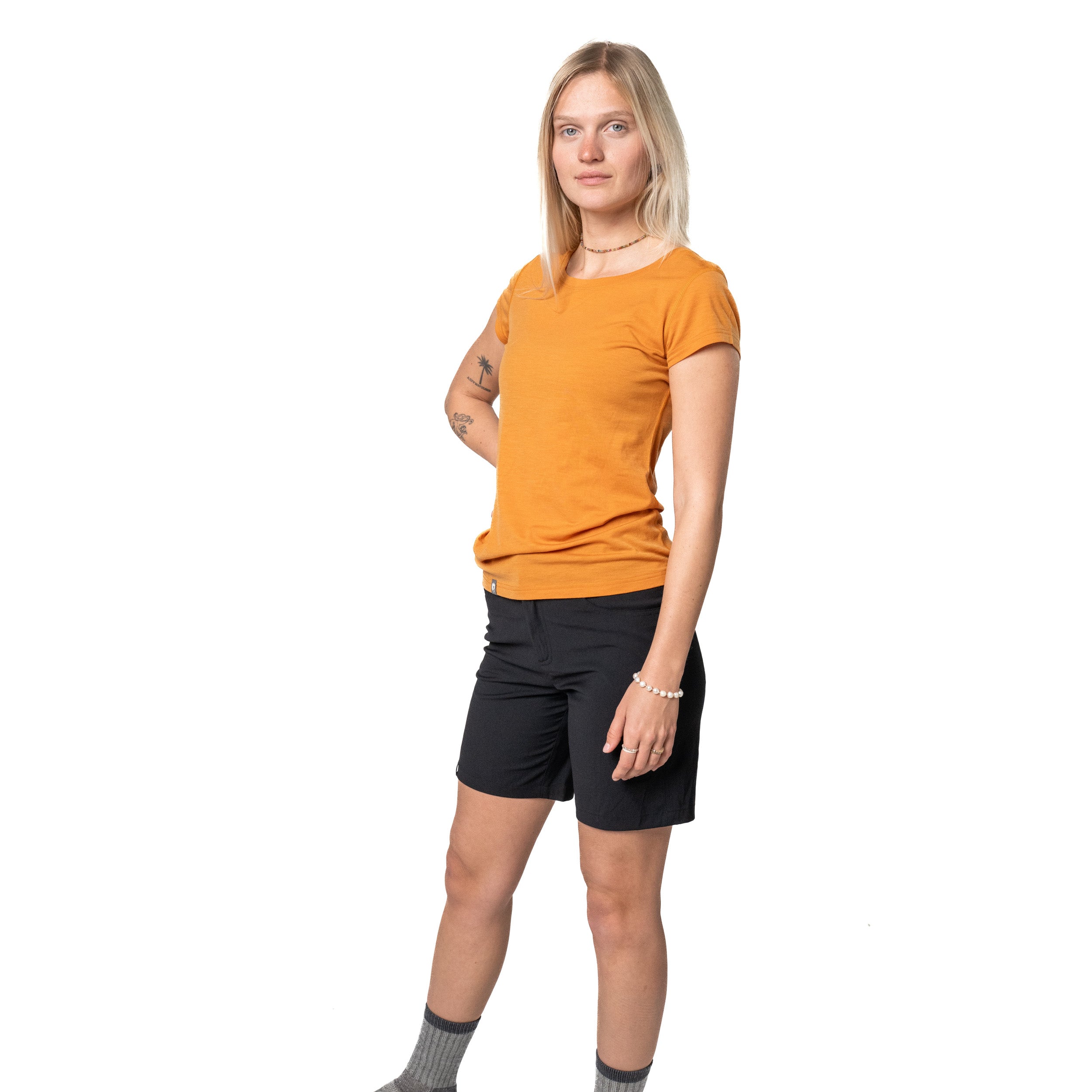 Model trägt kurze, schwarze Wanderhose von Alpin Loacker