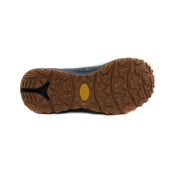 Studioaufnahme des Lightway Trailschuhs, auf der die griffige Sohle von unten zu sehen ist