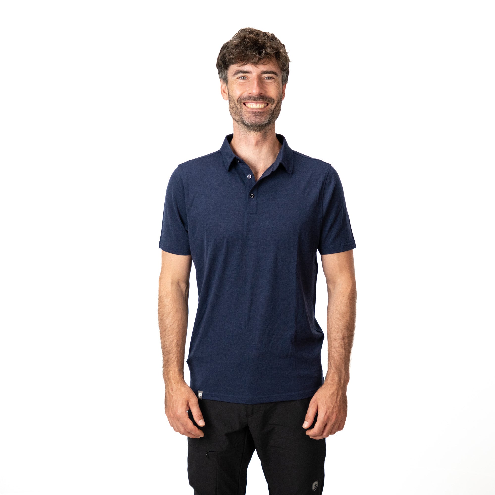 Model trägt Merino Coolmax Polo in Navy