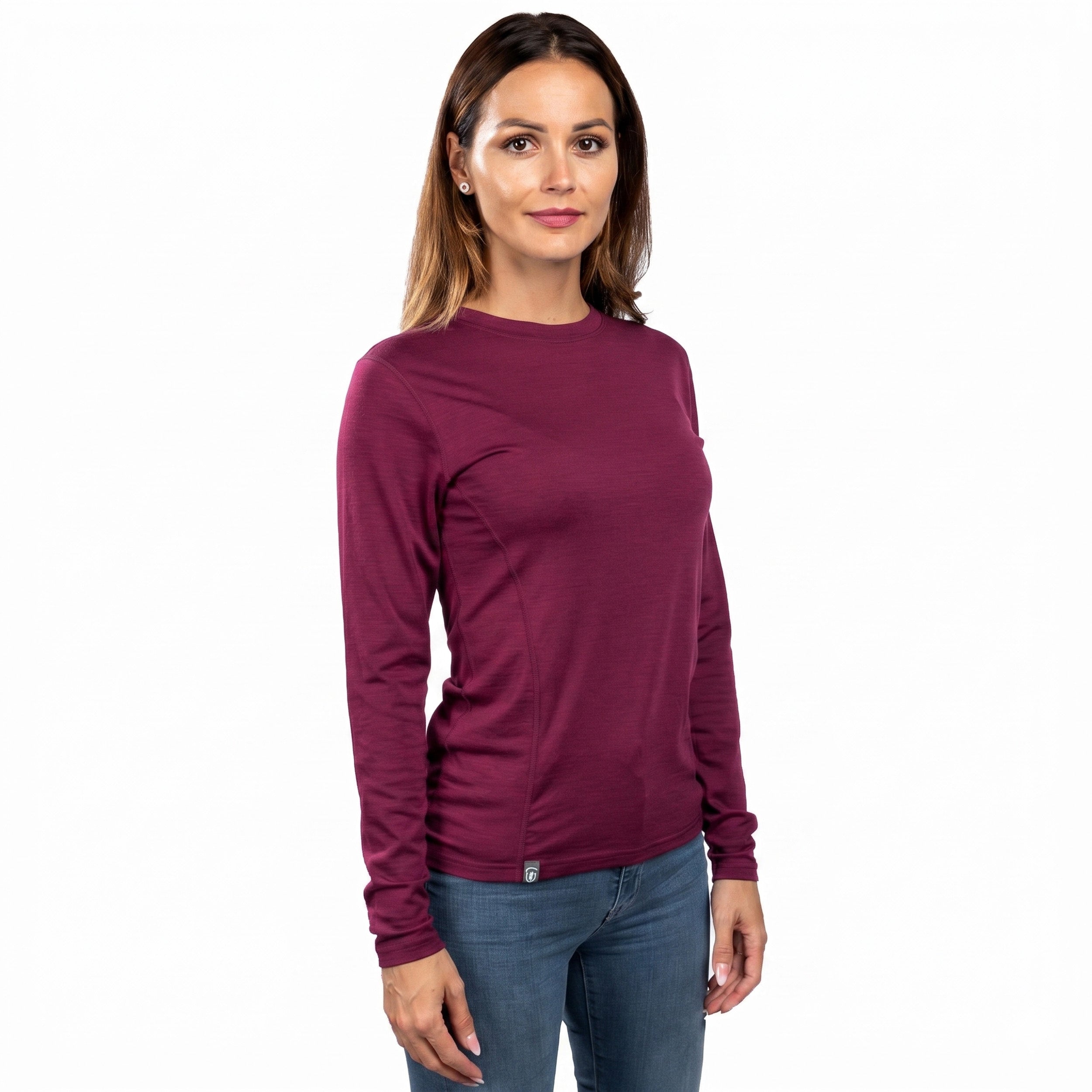 Model trägt Merino Coolmax Longsleeve von Alpin Loacker für Damen in berry