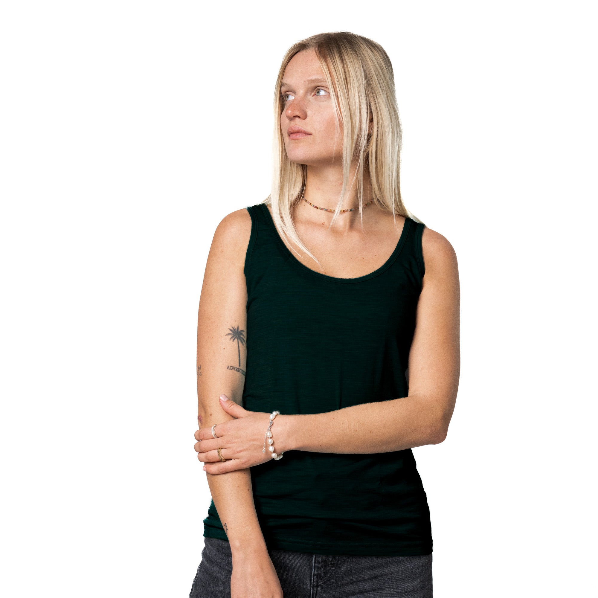 m2, lächelnd. Ideal für Outdoor-Abenteuer, bietet optimalen Klima- und Tragekomfort durch CORESPUN-Technologie.