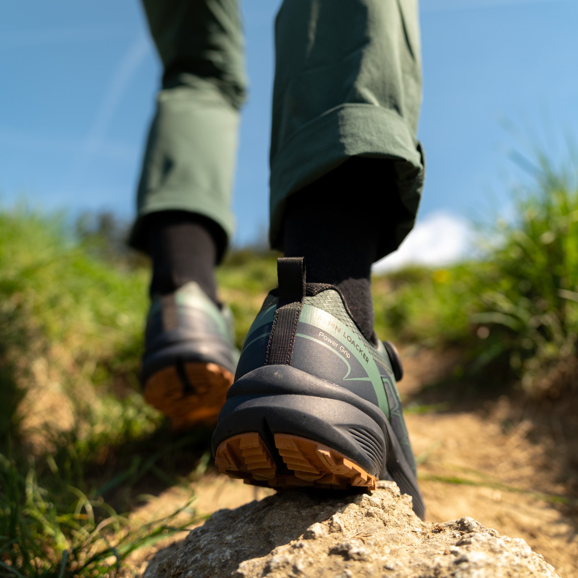 Model läuft auf einem Wanderweg in neuen Lightway Trekking Schuhen von Alpin Loacker
