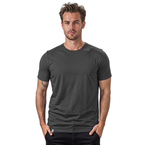 Merino T-Shirt Herren 150 g/m2: Mann trägt schwarzes Performance-Shirt aus Corespun Merinowolle, ideal für Outdoor-Aktivitäten, kombiniert Komfort und Strapazierfähigkeit.