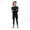 Mann trägt das 100% Merinowolle Set schwarz von Alpin Loacker, perfekt als Baselayer für die kalte Jahreszeit